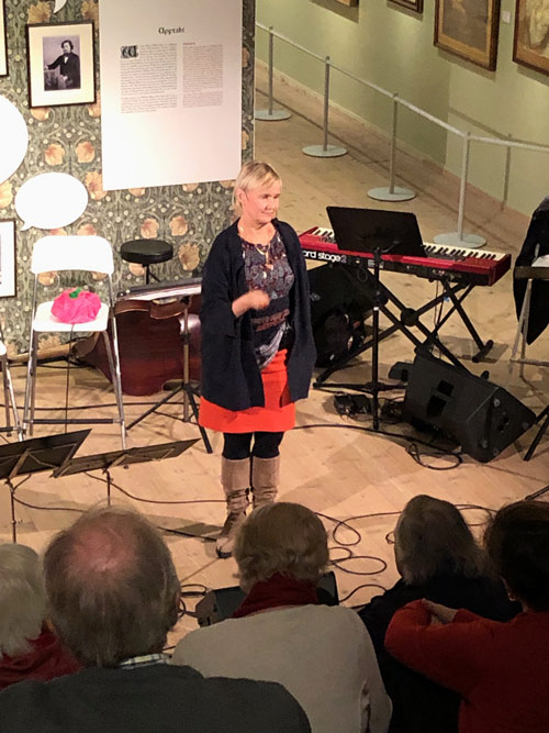 Intensivt lyssnande publik när Maria Wiberg berättar kunnigt om den mångfacetterade och högaktuelle William Morris. Foto: John Svensson