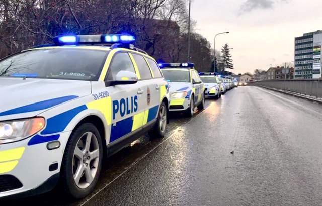 Polisens bilar stod i backen från Torsvik till bron beredda att stoppa bilister som kört för fort. Foto: Polisen