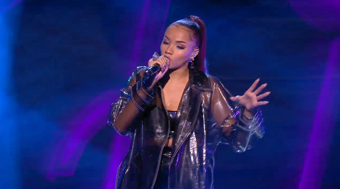 Kadiatou när hon sjöng Rihannas "Umbrella". Skärmkopia från TV4:s sändning