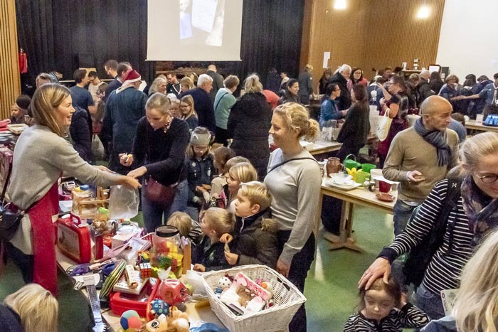På sjöscouternas julmarknad i Källängens skola var kommersen livlig. Foto: Bo Vading