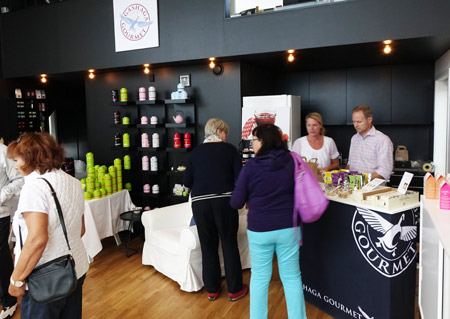 Företaget Gåshaga Gourmet, som flyttat till ett av kajhusen, hade försäljning av sina produkter.