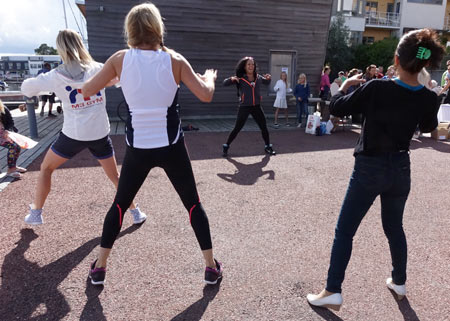 Zumba, på kajen. M3 gym i Gåshaga hade uppvisning...