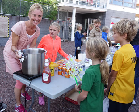 Gåshagadagsarrangören Malin Troberg Lindén kom med en kastrull kokta korvar till Futuraskolans försäljning.