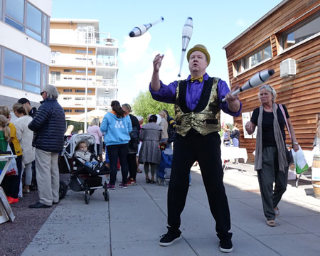 Jonglören Mr Simson bollade med käglor, bollar och brinnande pinnar i ett rasande tempo under hela dagen.