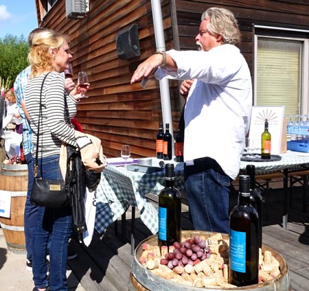Högberga Vinfabrik bjöd alla som ville på smakprov av den egna produktionen av toskanska viner. Vinmakare Johan Zälle förklarade hur det går till att göra vin i Sverige.