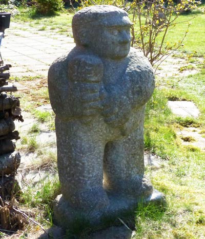 Stenhuggaren, staty i kalksten skapad av lidingökonstnären Sven Lundqvist. Arkivbild