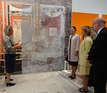 Anne-Marie Leander-Touati, forskningsledare vid Svenska Pompeijprojektet, visade kronprinsessan en av utställningens fresker.