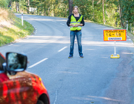 Trafiken på Elfviksvägen var igår tidvis avstängd i väntan på att en filmscen skulle spelas in. Foto: Bo Vading, piqs.se