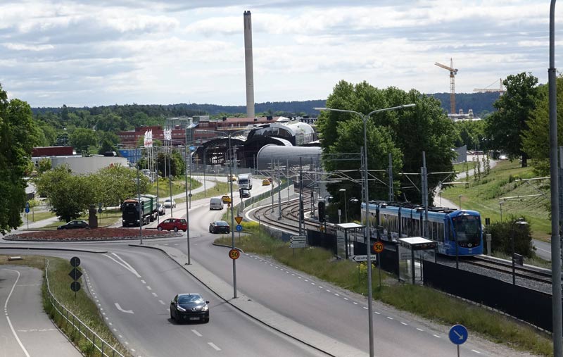 Den nya gång- och cykelbron kommer att byggas strax efter rondellen på Södra Kungsvägen och landa vid ICA i Larsberg.