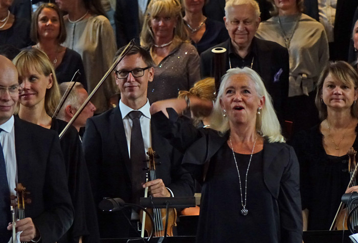 Ingrid Damstedt Holmberg, dirigent, som här tackar publiken för de stående applåderna.