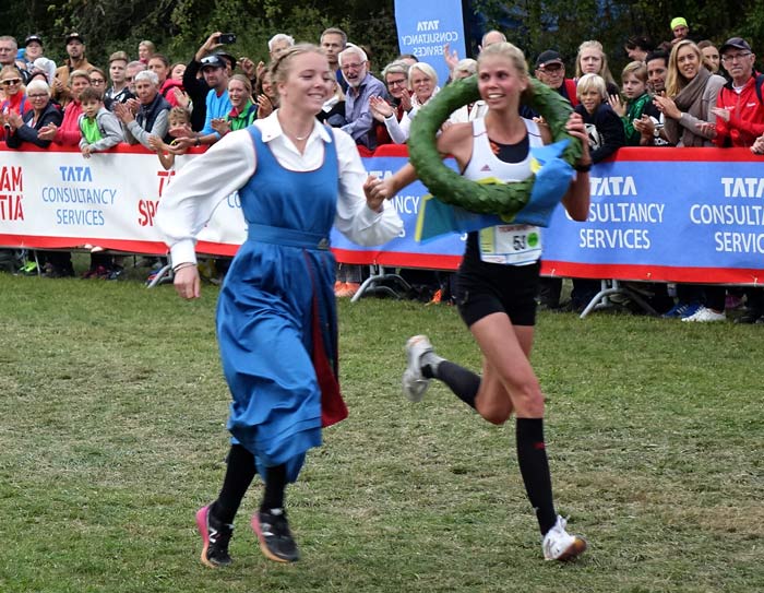 Damernas segrare Maria Larsson fick däremot ta emot lagerkransen på upploppet.