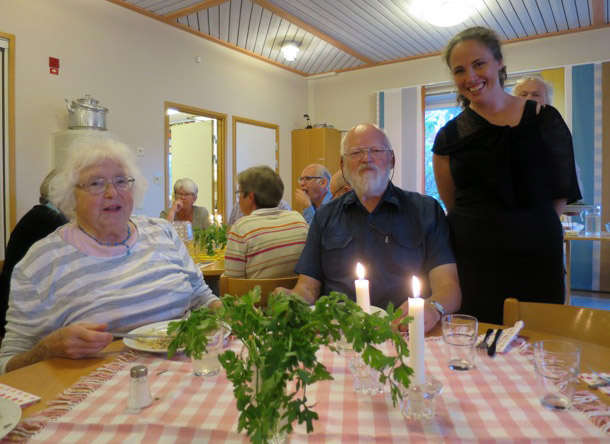 Dagens föreläsare Bo Wennfors och hustru Margareta Höök-Wennfors har trevligt vid matbordet med Victoria som kommit ut från köket för att höra om maten smakade bra. Det gjorde den. Foto: Inger Grimlund