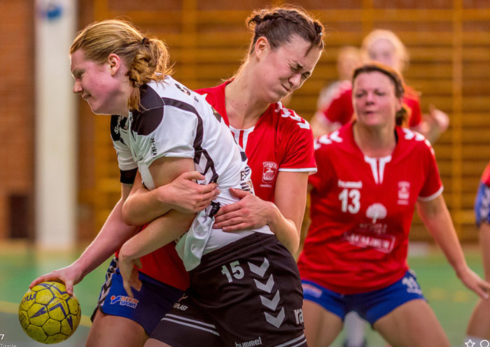 LSK:s Isabella Bengtsson försöker hindra Eskilstunas Josefin Johansson. I bakgrunden Anna Rapp. Foto: Matthew Tipple