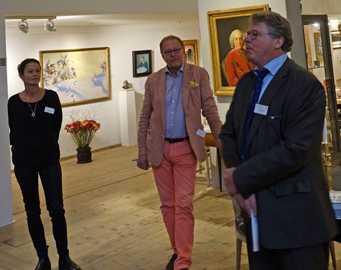 Sofia Silfverstolpe, generaleskreterare och Jan Ribbhagen, ordförande i Sveriges Konst- och Antikhandlareförening på varsin sida om galleristen Claes Moser.