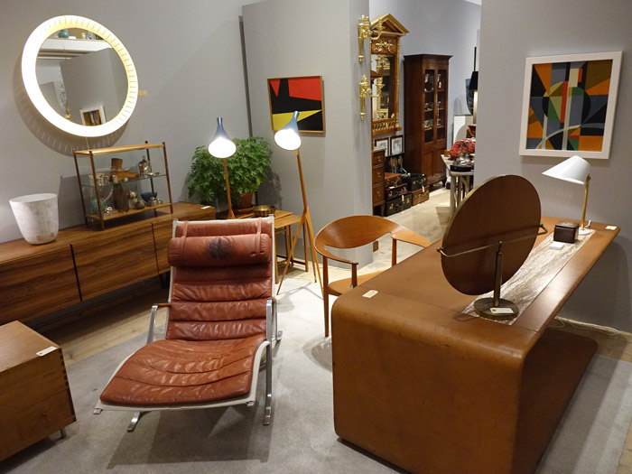 Nordlings Antik har möblerat med ett skinnklätt bord från NK tillverkat omkring 1965, med hurtsen "The Cube" av Hans Wegner från 1965 och ett skåp tillverkat av Säffle Möbelfabrik 1965, design Ib Kofod Larsen.