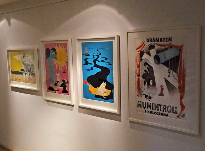 Det finns många affischer och illustrationer på utställningen.