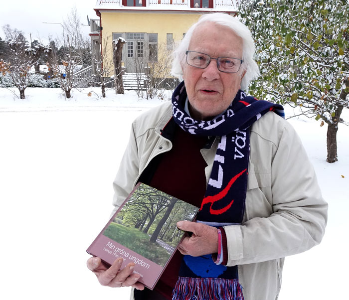 Lars G. Lindström med sin bok "Min gröna ungdom", uttvingad av fotografen i den vita verkligheten.
