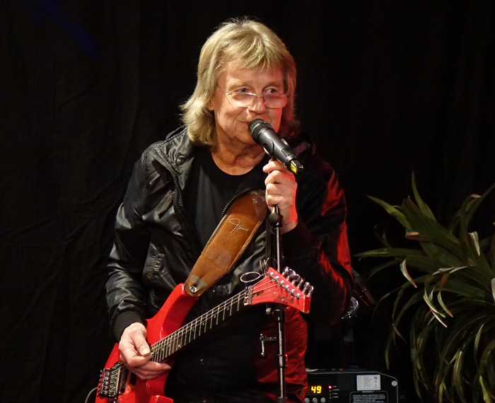 Janne Schaffer var även konferencier under konserten. Han var med och spelade de flesta av Ted Gärdestads skivor. De fyra första producerades av Björn och Benny.