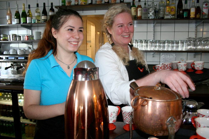 Jana Jekimova och krögaren Annika Olin serverar glögg - både med alkohol och utan. Foto: Inger Grimlund