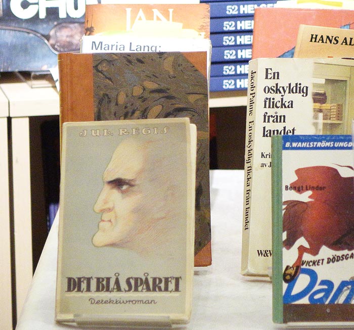 Deckarepoken startade med Julius Regis (1889-1925) roman Det blå spåret, där ett morddrama ägde rum på Lidingö 1916.