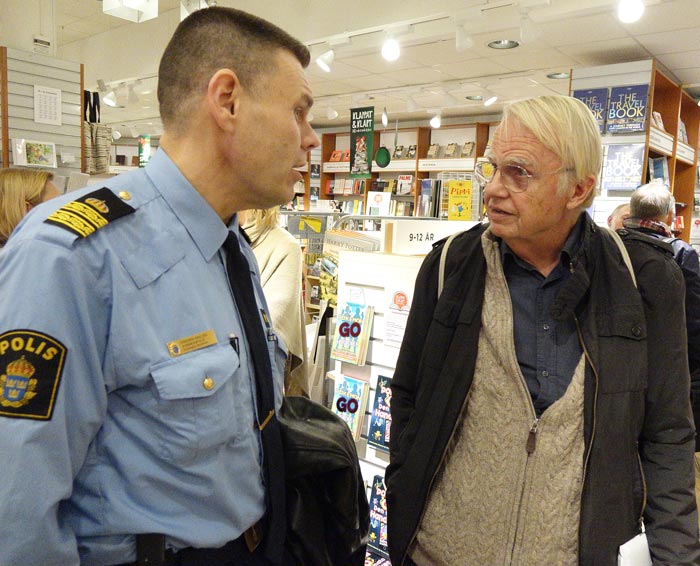 På Akademibokhandeln träffades Lidingös kommunpolis Fredrik Wallén och den numera pensionerade polisen Claes Cassel. Gissa vad de talade om - inbrott.