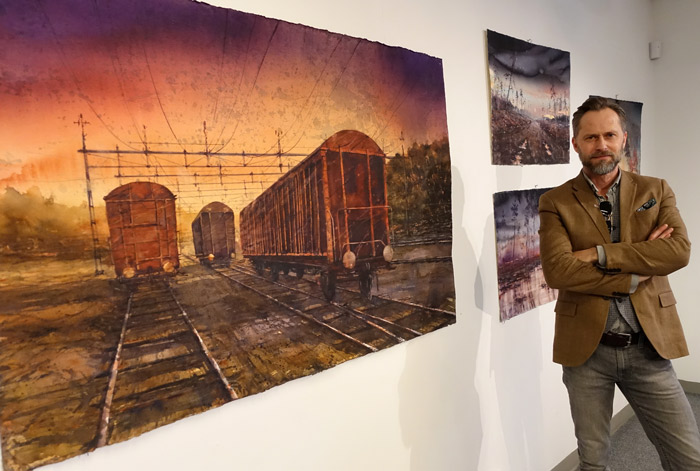 Björn Bernström med sin stora akvarell "Freight Trains".