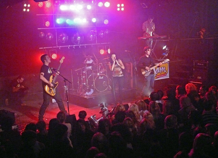 En bild från Lidingö Rock-finalen, när tävlingen fyllde 20 år, alltså 2007.