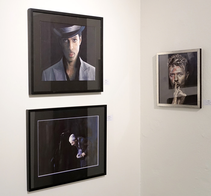 Tre döda stjärnor: Prince, Leonard Cohen och David Bowie. Akvareller av Carl Henrik Posse. (Tyvärr gick det inte att undvika speglingarna i glaset.) Men verken finns på Sticklingevägen 11...