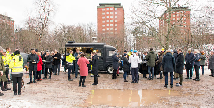 Det var många personer på plats vid invigningen. Vädret var riktigt ruggigt, även om förmiddagens snöglopp hade avstannat... Foto: Bo Vading, piqs.se