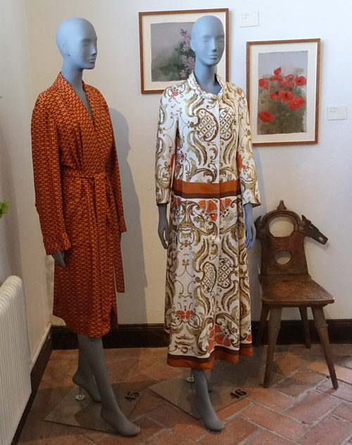 Hermes, 1970-tal. Röd- och gulmönstrad morgonrock i siden och mönstrad kappklänning i siden.