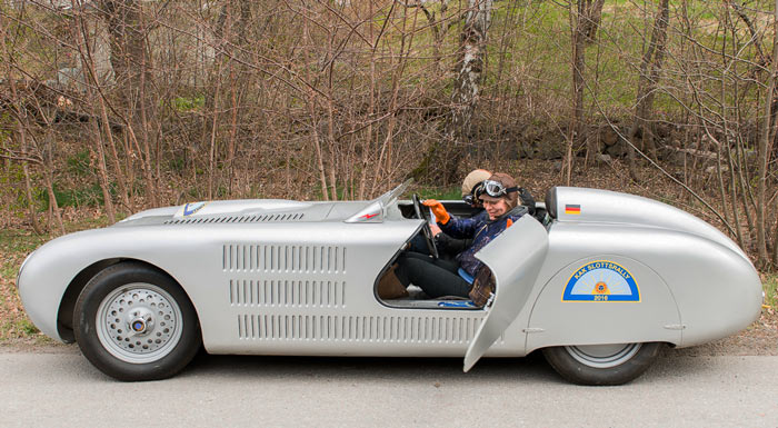 Dagens häftigaste! Victoria Elmgren (co-driver Fredrik Elshult) äger denna 1950-tals racer. Det är en tysk Veritas RennSport tillverkad i drygt 90 exemplar. Motorn är en BMW 328. Foto: Bo Vading, piqs.se