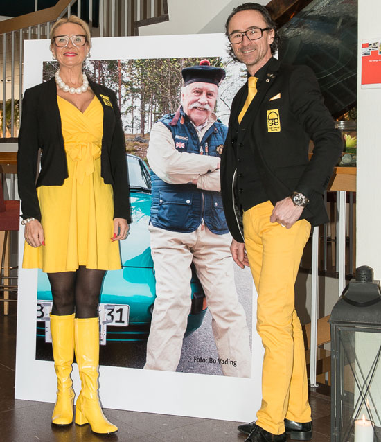 Anette och Hans Nordén (f.d. Formel-3 förare) flankerar skylten med Picko Troberg på Ö-resan 2015. Skylten (foto Bo Vading) visar vägen till utställningen "Picko Troberg Memorial". Foto: Bo Vading, piqs.se