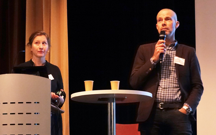 Planarkitekten Åsa Sjöstrand och plan- och exploateringschefen Per Wilhelmsson under presentationen.