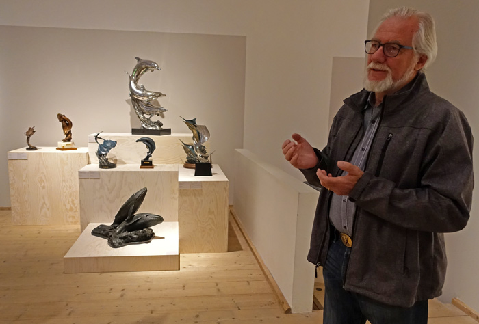 Kent Ullberg och en grupp med havsinspirerade skulpturer.