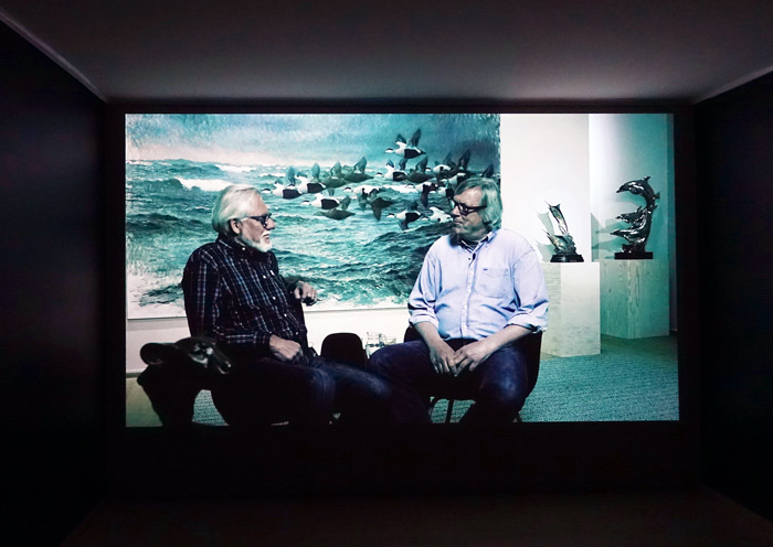 I ett rum visas en film med ett samtal mellan de två konstnärerna.