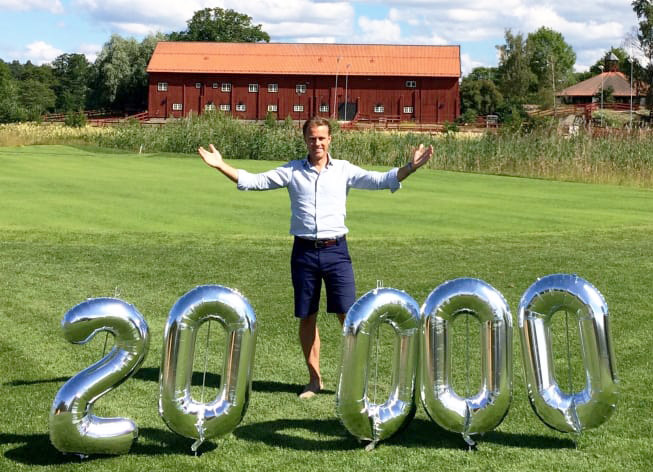 Johan Mihkelson Ringqvist, ägare till Ekholmsnäs Golf Lidingö, höjer armarna för alla medlemmar. Foto: Ekholmsnäs Golf Lidingö