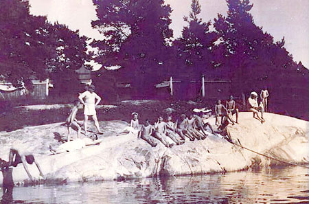 Solande ungdomar på berget. Bild från Lidingö Hembygdsförenings arkiv.