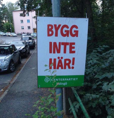 Centerpartiet satte upp denna affisch på Torsvikssvängen under lördagskvällen, före den överenskomna tidpunkten. Foto: Carl-Johan Schiller