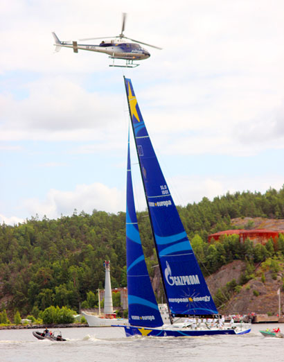 Det ser ut som helikoptern ska spetsas på Esimit Europa 2:s mast, men det var väl bara ett "naturligt seglingsintresse" som gjorde att piloten kom så nära. Foto: Bengt Jansson