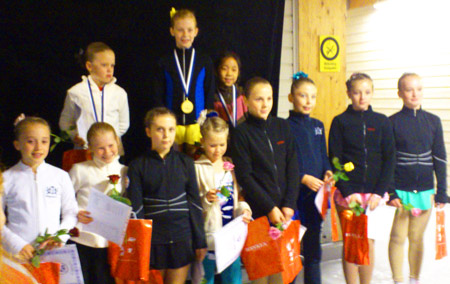 Kristina Hvalgren, IFK Lidingö KK, segrare i klassen minior B, står överst på pallen. Foto: Annika Gattberg