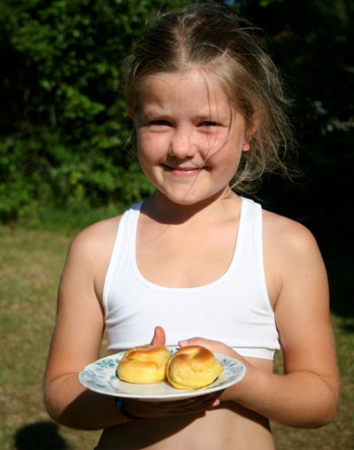 Lilla Majken med Gotlandsbullar - de här har hon bakat själv! Foto: Inger Grimlund