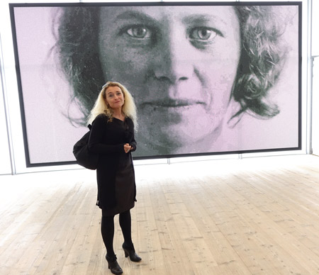 Anne-Karin Furunes utställning på Millesgården öppnades igår. Bakom henne syns den största målningen, Crystal Image X /From Archive 2014, med måtten 600 x 330 cm. Det tog sex månader att göra detta konstverk.