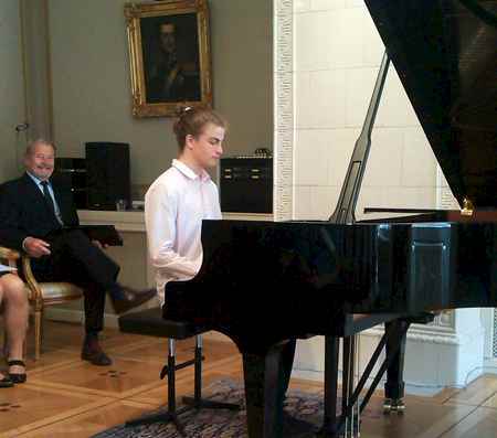 I sommar spelar Lucas Ljung piano på Konserthuset