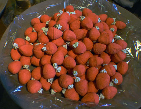 Tro det eller ej men dessa gigantiska jordgubbar bestod av marshmallows och en liten sockrad "stjälk".