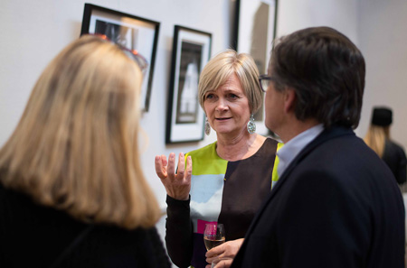 Kristin Andersson samtalar med några av lördagens vernissagegäster. Foto: Jennifer Dennerby