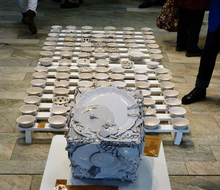 Jacqueline Igestedts 100 keramikskålar står nästan på golvet.
