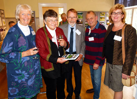De fem författarna till boken "Sevärda hus på Lidingö", fr.v. Margareta Borgelin, Marianne Råberg, Björn Schumacher, Björn Holmer och Louise Schlyter.