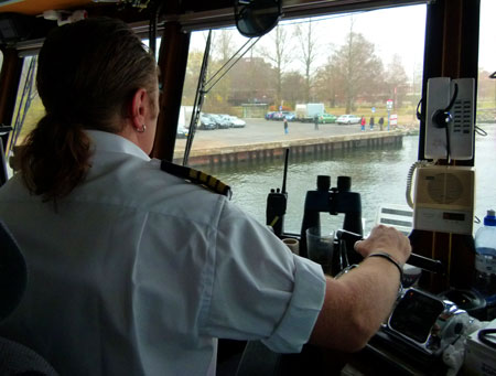 SjöVägens m/s Mysing på väg mot Larsbergs brygga. Cai Magnusson vid spakarna.