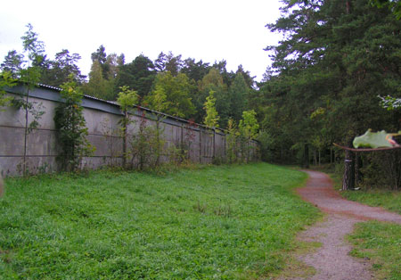 Muren utefter Stockbyförrådets område ska stå kvar. Arkivbild