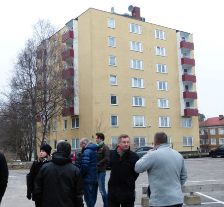 Ryska handelskammarens hus på Kostervägen i Baggeby. Mannen till höger, som vänder ansiktet mot kameran, är kronofogde Peter Stigefelt, som ledde både visningen av huset den 6 februari och dagens auktion.